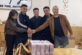 Ba người dân Bắc Ninh phát hiện bao tải chứa 1 tỷ trên đường