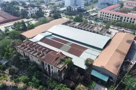 Tuy nhiên, hiện nay, Trường trung cấp nghề Công đoàn Việt Nam không tổ chức giảng dạy và đào tạo nghề. Đã tổ chức liên danh, liên kết với Công ty Cổ phần Phượng Hoàng Glass trong việc thi công chế tác sản phẩm khung nhôm kính.