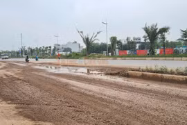 Hà Nội: Xe chở đất từ dự án chung cư HH-2 rơi vãi xuống đường