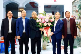 Chủ tịch Bắc Ninh Phạm Hoàng Sơn thăm các nhà giáo tiêu biểu