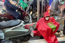 CSGT Hà Nội và người dân vây bắt tên cướp xe máy giữa phố