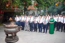 Đoàn đại biểu Cụm số 9 dâng hương tưởng niệm các Vua Hùng