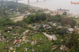 ‘Binh đoàn’ xe chở đất nhộn nhịp vào bãi vật liệu trong đất dự án