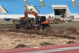 Cận cảnh máy móc đào xới, nâng cấp mặt cỏ sân Mỹ Đình 