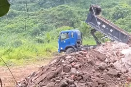 Khởi tố đối tượng đổ trái phép hơn 360 tấn chất thải xây dựng ra môi trường