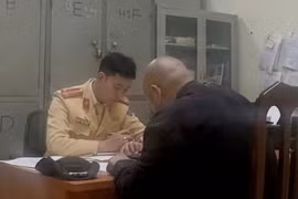 Phạt xe khách chạy vào làn dừng xe khẩn cấp trên đường Vành đai 3