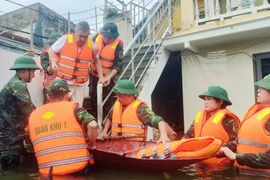 Quân đội, Công an Bắc Ninh nỗ lực đắp đê, di dời dân đến nơi an toàn