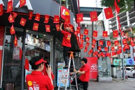 Hàng quán trang trí rực rỡ đón khách đi xem hợp luyện ở Hà Nội