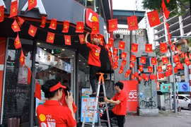 Hàng quán trang trí rực rỡ đón khách đi xem hợp luyện ở Hà Nội