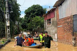 Xúc động hình ảnh lực lượng vũ trang Bắc Ninh dầm mưa lũ cứu dân