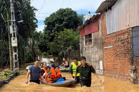 Xúc động hình ảnh lực lượng vũ trang Bắc Ninh dầm mưa lũ cứu dân