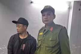 Bắt giữ tên ‘đạo chích’ khi đang dắt xe máy vào quán Internet