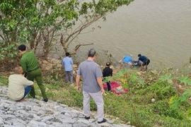 Công an Bắc Ninh truy tìm thân nhân nam giới tử vong trên sông Thương