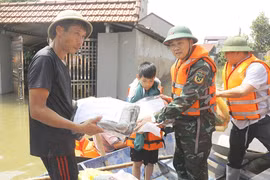 Bộ Tư lệnh Quân khu 1 trao quân trang hỗ trợ người dân Bắc Ninh