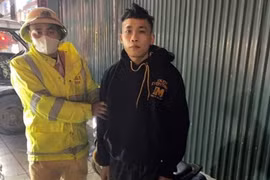 Bất ngờ hai thanh niên quay đầu bỏ chạy khi thấy CSGT Bắc Ninh