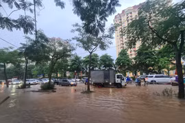 Đường Võ Chí Công ngập nặng, người dân di chuyển khó khăn sau giờ tan tầm