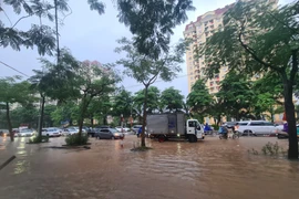 Đường Võ Chí Công ngập nặng, người dân di chuyển khó khăn sau giờ tan tầm