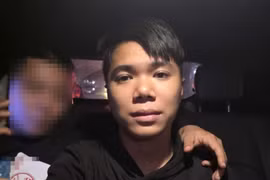 Dùng dao khống chế nhân viên cửa hàng điện thoại cướp tài sản