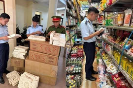 Hà Nội tiêu hủy gần 1.000 chiếc bánh Trung thu nhập lậu