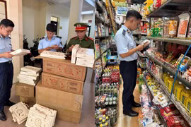 Hà Nội tiêu hủy gần 1.000 chiếc bánh Trung thu nhập lậu