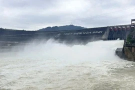 Đóng 1 cửa xả đáy Thủy điện Hòa Bình