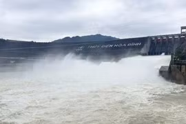Đóng 1 cửa xả đáy Thủy điện Hòa Bình