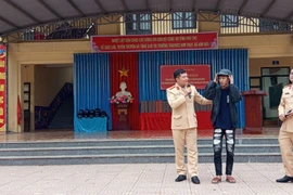 Công an Phú Thọ phổ biến pháp luật về an toàn giao thông cho học sinh khó khăn 