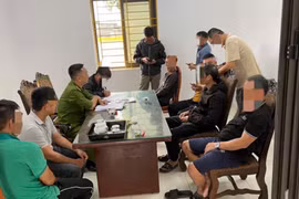 Bắt quả tang 12 đối tượng sát phạt nhau trên chiếu bạc