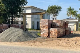 Tương tự, đối với các bãi VLXD tập kết nhan nhản ngay lề đường Tây Tựu (trước cổng Trường Tiểu học Tây Tựu A) cũng không có dấu hiệu di dời, vẫn chất đống sỏi, gạch ngổn ngang.