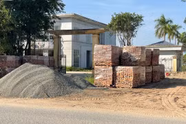 Tương tự, đối với các bãi VLXD tập kết nhan nhản ngay lề đường Tây Tựu (trước cổng Trường Tiểu học Tây Tựu A) cũng không có dấu hiệu di dời, vẫn chất đống sỏi, gạch ngổn ngang.