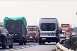 Cục CSGT mạnh tay xử lý ô tô khách đi vào làn dừng xe khẩn cấp