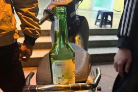 Đi xe máy vi phạm, rút hai vỏ chai thủy tinh ném vào Công an