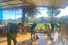 Công an Bắc Ninh giúp dân dọn bùn đất, rửa nhà cửa sau lũ