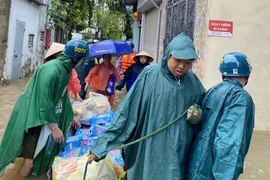 Công an phường Kiến Hưng hỗ trợ người dân bị ngập úng