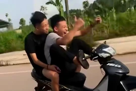 Nam thanh niên điều khiển xe máy bằng hai chân và cái kết
