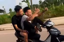 Nam thanh niên điều khiển xe máy bằng hai chân và cái kết