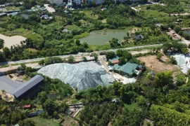 Cận cảnh bãi kính khổng lồ, ô nhiễm môi trường ở Phú Diễn