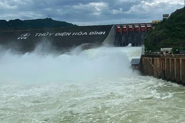 Mở 2 cửa xả đáy Thủy điện Hòa Bình
