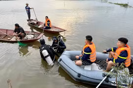 Công an Bắc Ninh lặn trong nước lạnh tìm kiếm 2 nạn nhân đuối nước