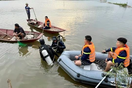 Công an Bắc Ninh lặn trong nước lạnh tìm kiếm 2 nạn nhân đuối nước