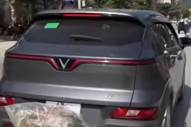 Phạt 23 triệu đồng với hành vi dùng lồng gà che biển số ô tô