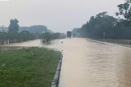 Cao tốc Thái Nguyên - Hà Nội ngập sâu, phương tiện di chuyển hướng nào?
