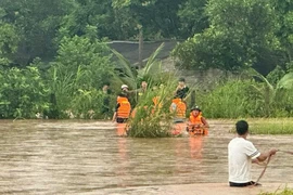 Công an Bắc Ninh giải cứu người dân khỏi nước lũ