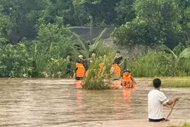 Công an Bắc Ninh giải cứu người dân khỏi nước lũ