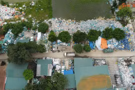 Cận cảnh ô nhiễm ở ‘thủ phủ’ tái chế rác thải nhựa lớn nhất Hà Nội