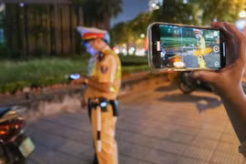 Bác bỏ tin 'đề xuất phạt 5 triệu đồng người tự ý quay CSGT làm việc'