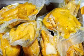 Phát hiện hàng trăm túi chân gà rút xương, gà ủ muối trôi nổi