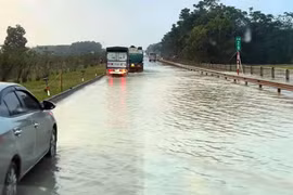 Nước trên cao tốc Hà Nội - Thái Nguyên rút dần, giao thông bình thường