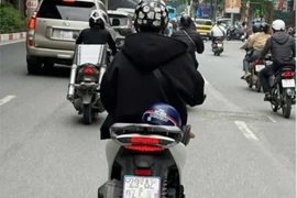 Dán sticker che biển số xe, thanh niên bị phạt 5 triệu