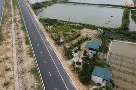 Công trình trái phép ‘mọc’ bên đường trục phía Nam Hà Nội 